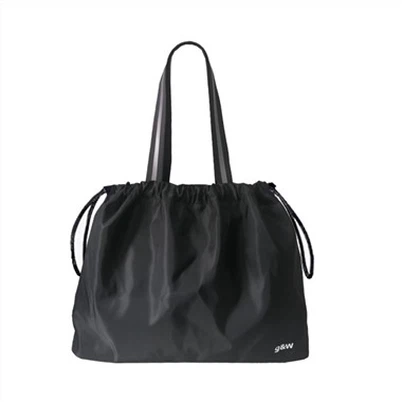 Naisten kuntosali ja työlaukku